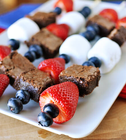 Brownie & Fruit Kebabs #wishfarms #MelsKitchenCafe Brownie & Fruit Kebabs #wishfarms #MelsKitchenCafe