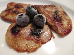 Four-Ingredient Pancake - Banana, Blueberries, Eggs and Cinnamon @solotravelgirl @wishfarms