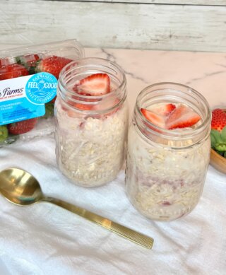 Strawberry Cheesecake Overnight Oats